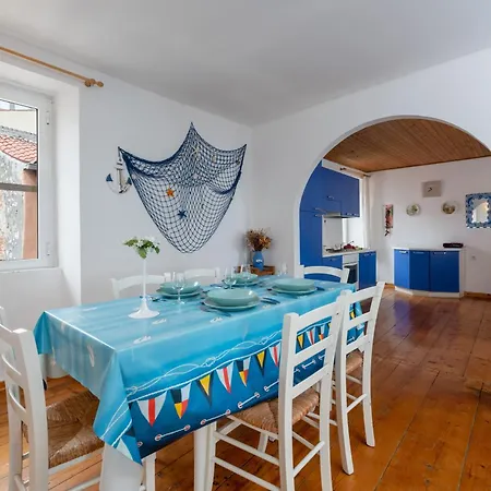 아파트 The Svalba Sea View 로비니