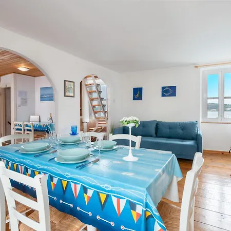 The Svalba Sea View * 로비니