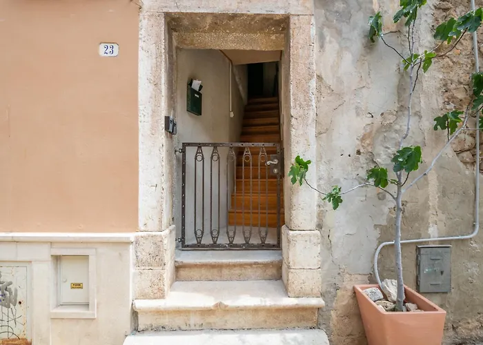 The Svalba Sea View * 로비니