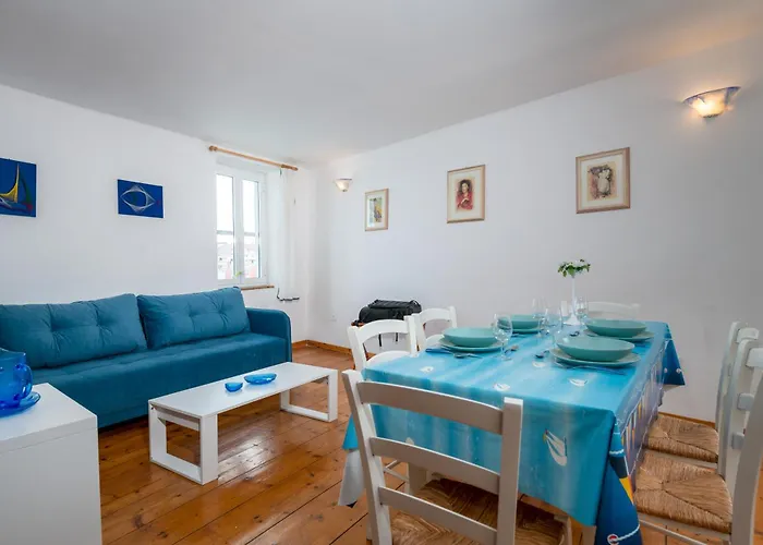 아파트 The Svalba Sea View *