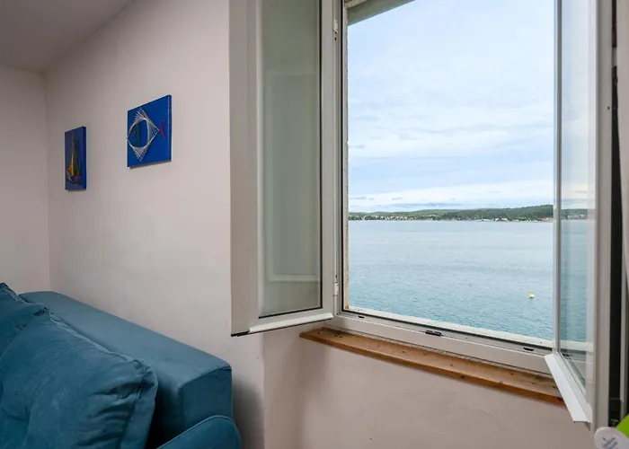 The Svalba Sea View * 로비니